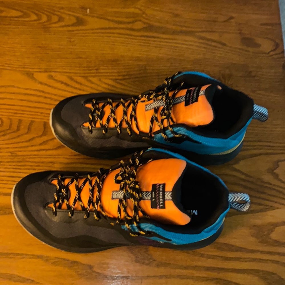 Hiking shoe, worn once. In great condition!
